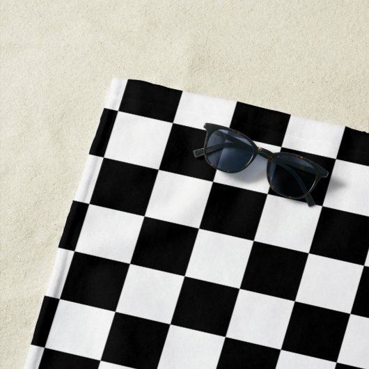 クラシックなチェック模様の競争のスポーツの点検の白黒 ビーチタオル (インサイチュ)
