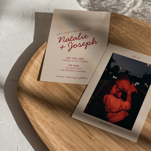 クラシックなディープレッドブルーの遊び心あるウェディングフォト 招待状