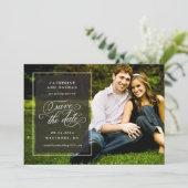 クラシックなブラック&ホワイトのエレガントなスクリプト結婚式 セーブザデート (スタンド正面)