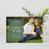 クラシックなホワイトとグリーンのエレガントなスクリプト結婚式 セーブザデート (スタンド正面)