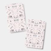 クラシックなモノクロの花柄の壁紙が特徴だ バッジ (正面＆裏面)