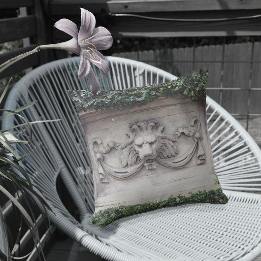 クラシックなライオンの頭の建築レリーフ グレー アウトドアクッション