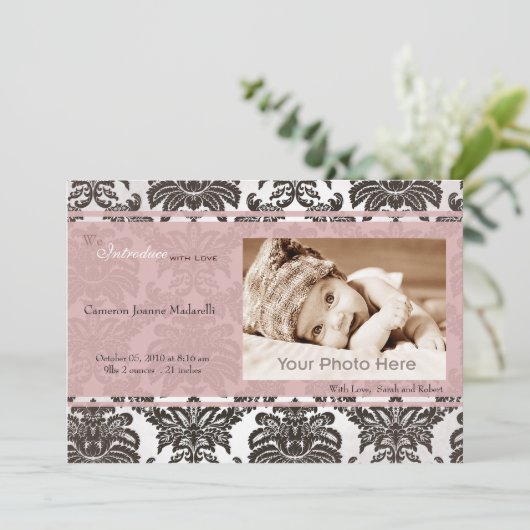 クラシックなヴィンテージのピンクの黒の誕生の発表 案内状 (スタンド正面)