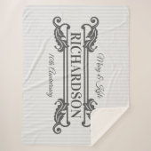 クラシックな灰色のAcanthusの葉のモノグラムのエレガントなストライプ シェルパブランケット (正面)