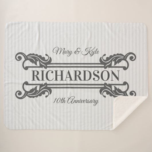 クラシックな灰色のAcanthusの葉のモノグラムのエレガントなストライプ シェルパブランケット (正面(横))