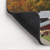 クラシックな田園納屋および道の白い山 マウスパッド (コーナー)