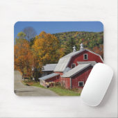 クラシックな田園納屋および道の白い山 マウスパッド (マウス)