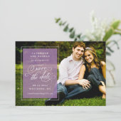 クラシックな白と紫のエレガントなスクリプト結婚式 セーブザデート (スタンド正面)