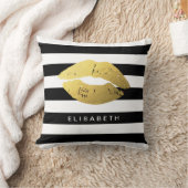 クラシックな白黒のストライプが付いているスタイリッシュな金ゴールドの唇 クッション (ブランケット)