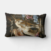 クラシックな翼を持つユニコーンの魔法のようなおとぎ話の馬スリラー ランバークッション (裏面)