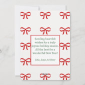 クラシックな赤いリボンのオーナメントの写真を使ったホリデーカード シーズンカード (裏面)