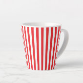 クラシックな赤と白の縦縞模様 カフェラテマグ (右アングル)