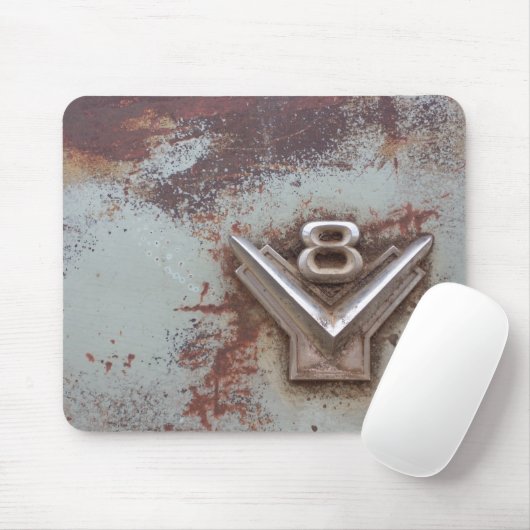 クラシックな車から: クロムのV8の錆ついた古い紋章 マウスパッド (マウス)