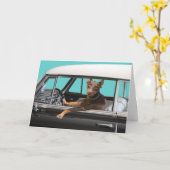 クラシックな車を運転している(犬)ドーベルマン・ピンシェル カード (黄色い花)