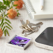 クラシックな車: 燃えるようなフードが付いているシボレー キーホルダー (側面)