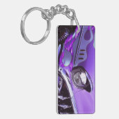 クラシックな車: 燃えるようなフードが付いているシボレー キーホルダー (正面左)