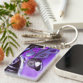 クラシックな車: 燃えるようなフードが付いているシボレー キーホルダー (正面右)