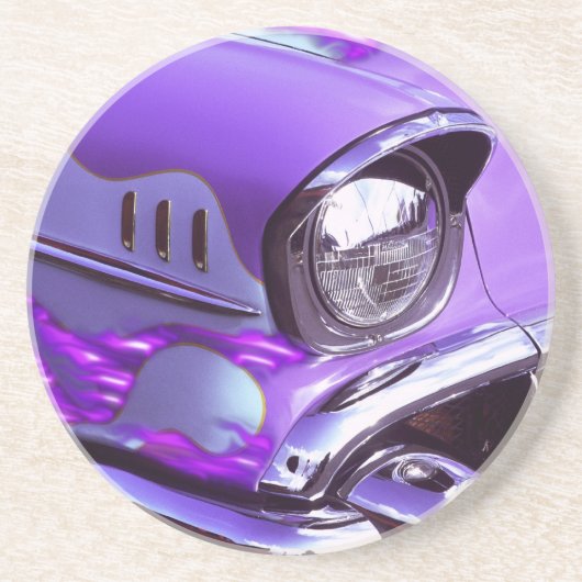 クラシックな車: 燃えるようなフードが付いているシボレー コースター (正面)