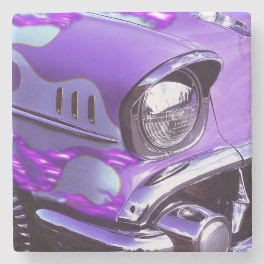 クラシックな車: 燃えるようなフードが付いているシボレー ストーンコースター (正面)