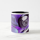 クラシックな車: 燃えるようなフードが付いているシボレー ツートーンマグカップ (中央)