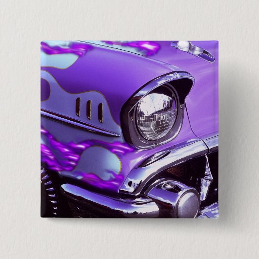 クラシックな車: 燃えるようなフードが付いているシボレー 缶バッジ (正面)