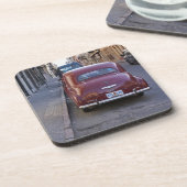 クラシックの古い赤いピュージョーの車が通りに停まって コースター (左側)