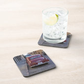 クラシックの古い赤いピュージョーの車が通りに停まって コースター (右側)