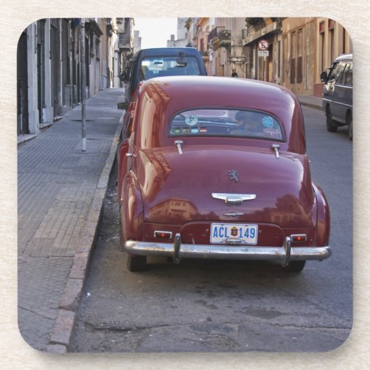 クラシックの古い赤いピュージョーの車が通りに停まって コースター (正面)