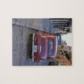 クラシックの古い赤いピュージョーの車が通りに停まって ジグソーパズル (横)