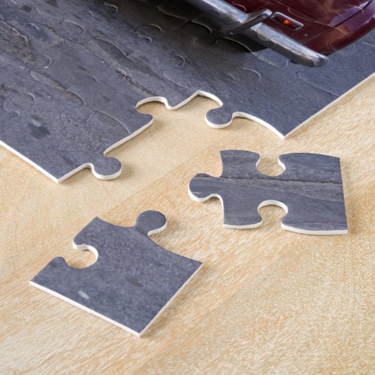 クラシックの古い赤いピュージョーの車が通りに停まって ジグソーパズル (側面)