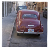 クラシックの古い赤いピュージョーの車が通りに停まって タイル (正面)