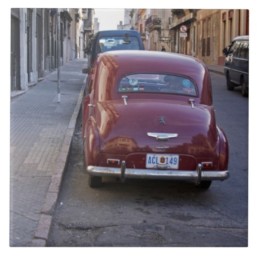 クラシックの古い赤いピュージョーの車が通りに停まって タイル (正面)