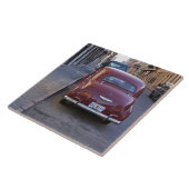 クラシックの古い赤いピュージョーの車が通りに停まって タイル (側面)