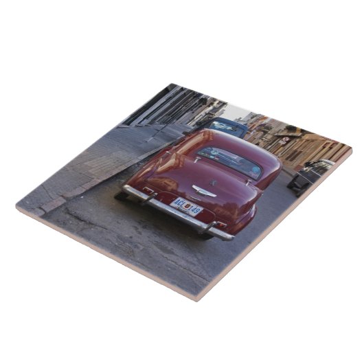 クラシックの古い赤いピュージョーの車が通りに停まって タイル (側面)