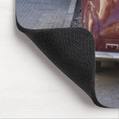 クラシックの古い赤いピュージョーの車が通りに停まって マウスパッド (コーナー)