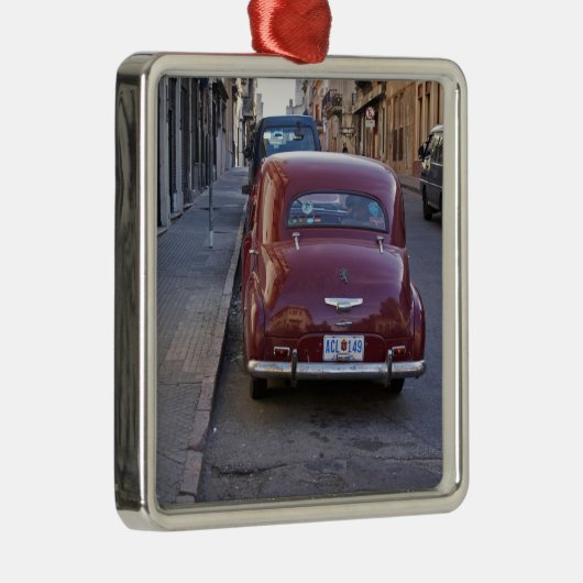 クラシックの古い赤いピュージョーの車が通りに停まって メタルオーナメント (右)