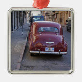 クラシックの古い赤いピュージョーの車が通りに停まって メタルオーナメント (正面)