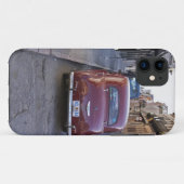 クラシックの古い赤いピュージョーの車が通りに停まって Case-Mate iPhoneケース (裏面(横))