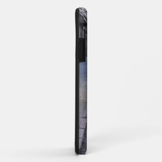 クラシックの古い赤いピュージョーの車が通りに停まって Case-Mate iPhoneケース (裏面/右)