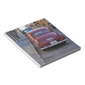 クラシックの古い赤いプジョー車が通りに駐車 ノートパッド (アングル)