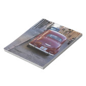 クラシックの古い赤いプジョー車が通りに駐車 ノートパッド (回転)