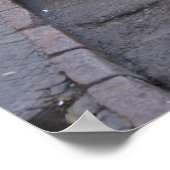 クラシックの古い赤いプジョー車が通りに駐車 ポスター (角)