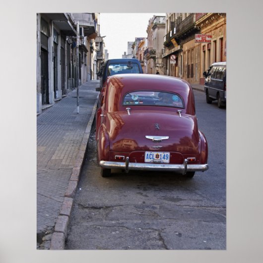 クラシックの古い赤いプジョー車が通りに駐車 ポスター (正面)