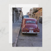 クラシックの古い赤いプジョー車が通りに駐車 ポストカード (正面/裏面)