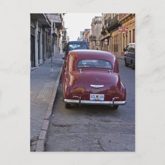 クラシックの古い赤いプジョー車が通りに駐車 ポストカード (正面)