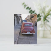 クラシックの古い赤いプジョー車が通りに駐車 ポストカード (スタンド正面)