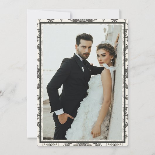 クラシックアイボリー ダマスク ロココパターン フォト ウェディング セーブザデート (裏面)