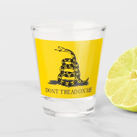 クラシックイエロー ガズデン旗 Don't Tread on Me ショットグラス (正面)