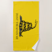 クラシックイエロー ガズデン旗 Don't Tread on Me ビーチタオル (正面)