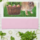 クラシックイースターバニーとホリデーバスケット/ピンク キッチンタオル (折り畳み)